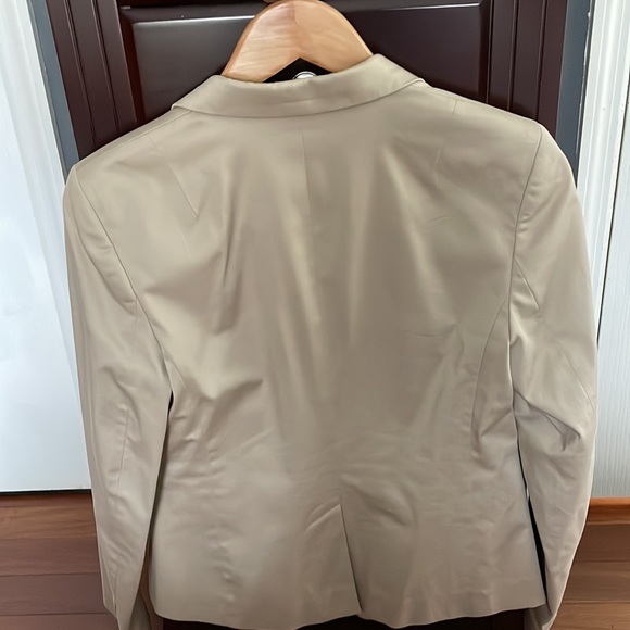Gorgeous tan Banana Republic blazer.  Size 4 worn one time!  Excellent - Picture 3 of 4